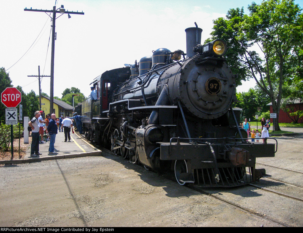 VALE 97 backs onto its train 